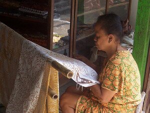 Setelah melalui perjuangan panjang, akhirnya UNESCO mengakui batik merupakan warisan budaya tak berbenda asli Indonesia.